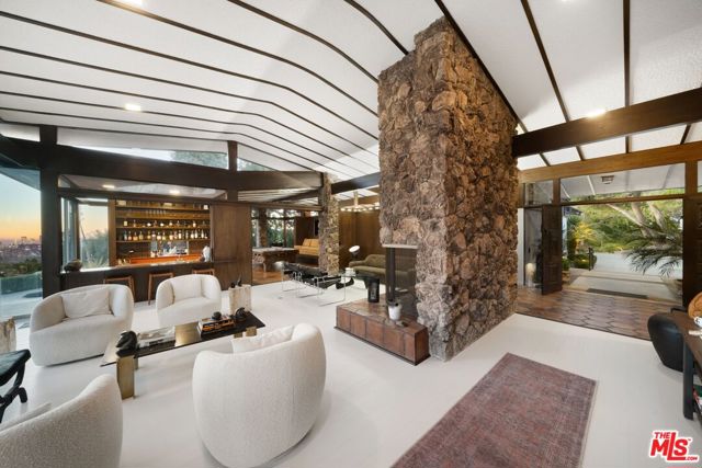 1760 Carla, Beverly Hills CA: https://media.crmls.org/mediaz/796187e1-2511-43ab-be29-aaee52650e19.jpg