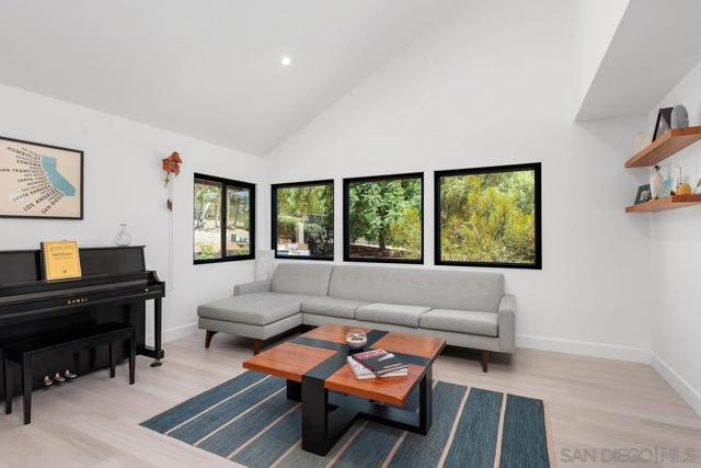 3453 Via Loma Vista, Escondido CA: https://media.crmls.org/mediaz/7961ea42-3e2a-4be2-9694-b4d6a2e391af.jpg