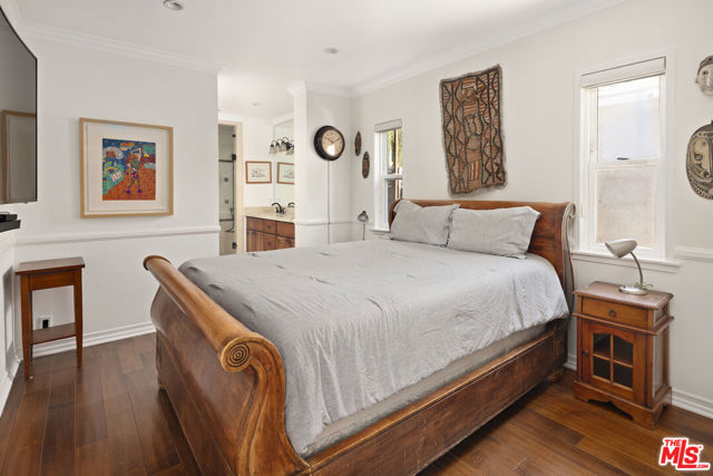 1089 Palms Boulevard, Venice CA: https://media.crmls.org/mediaz/7962446c-6625-4706-bdcf-0dfac1a37995.jpg