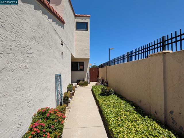 9 Aquamarine Ct, Hercules CA: https://media.crmls.org/mediaz/7962e8d9-1f48-4830-9893-77588045abdb.jpg