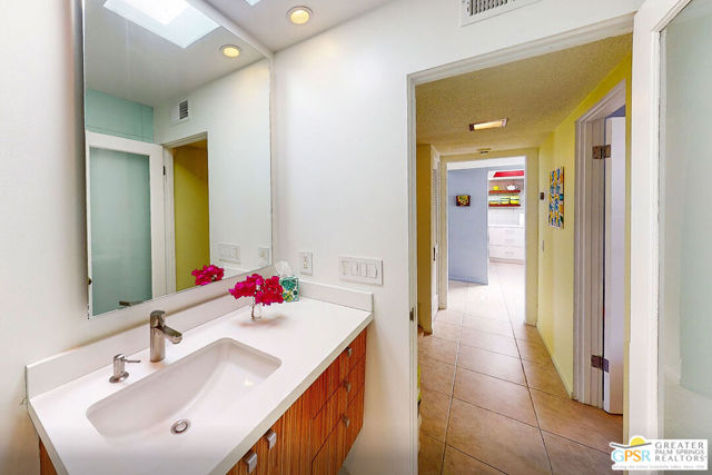 2380 S Sky View Drive, Palm Springs CA: https://media.crmls.org/mediaz/7962ee29-1c05-4cfe-95a3-632e6122bf25.jpg