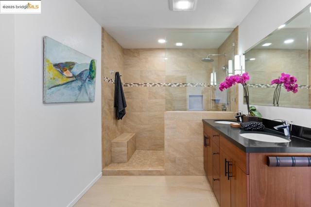11718 Cranford Way, Oakland CA: https://media.crmls.org/mediaz/7963555e-5b63-44f5-98d7-3ec4e5979b12.jpg