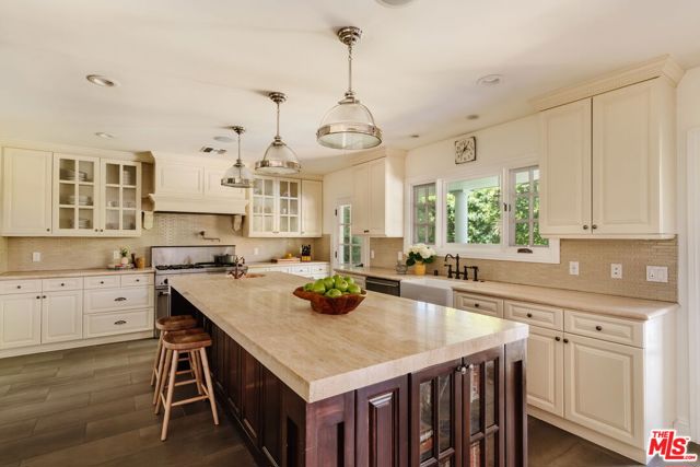4237 Bluebell Avenue, Studio City CA: https://media.crmls.org/mediaz/79639a8c-dbda-4d36-9184-665a6fc4143e.jpg