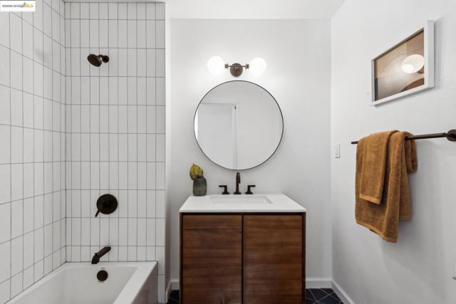 424 Staten Ave, Oakland CA: https://media.crmls.org/mediaz/7963da8d-b15e-422e-8db9-8dc9c0d1855a.jpg