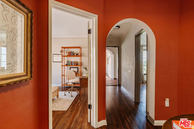 3975 Sutro Avenue, Los Angeles CA: https://media.crmls.org/mediaz/79667cf5-bed8-4963-b457-4181ac98c826.jpg