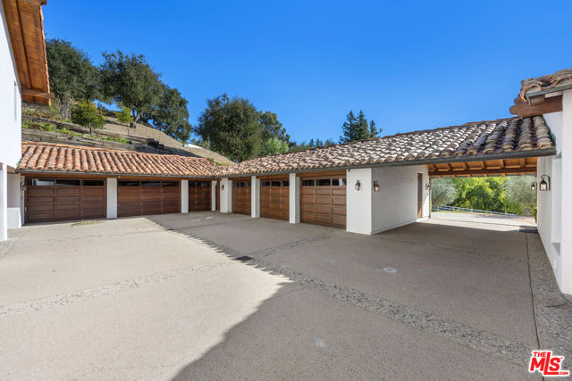 25127 Jim Bridger Road, Hidden Hills CA: https://media.crmls.org/mediaz/796680cb-e64d-46ee-9d35-ac281beeaa0d.jpg