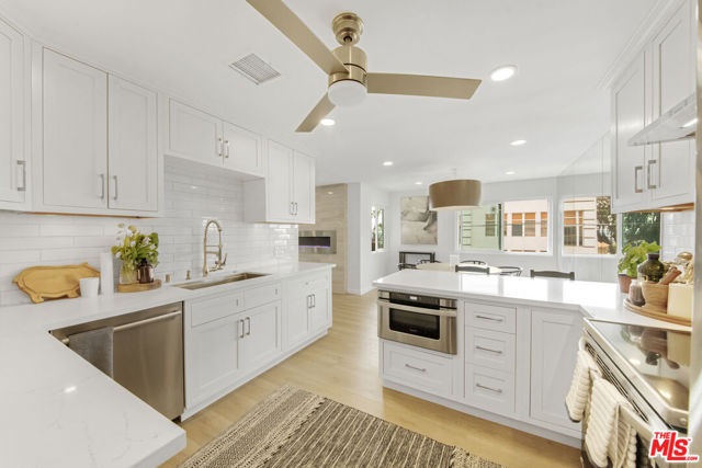 1010 Hammond Street, West Hollywood CA: https://media.crmls.org/mediaz/7966ec85-037c-48a9-9ba2-fd26ffd0eb4d.jpg