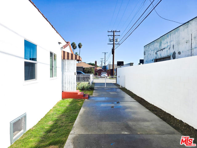 1111 N Spring Avenue, Compton CA: https://media.crmls.org/mediaz/79671da6-5adb-4086-82c8-f0b5bdd46728.jpg