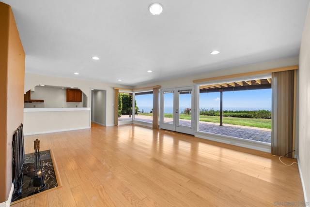 7330 Brodiaea Way, La Jolla CA: https://media.crmls.org/mediaz/7967eafc-4250-43dc-896e-6feb35704470.jpg