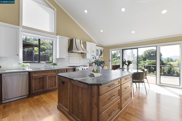 25 Watchwood Ct, Orinda CA: https://media.crmls.org/mediaz/7968654a-7538-4861-83fd-39bf5b85d144.jpg
