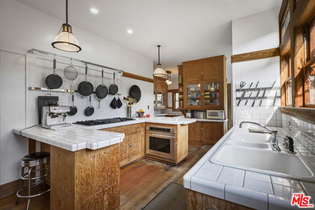 2102 W 24th Street, Los Angeles CA: https://media.crmls.org/mediaz/796879cf-4bc5-44d6-8924-6659d4a9a81f.jpg