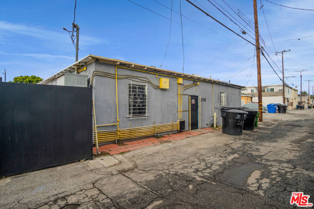 2338 Ocean Park Boulevard, Santa Monica CA: https://media.crmls.org/mediaz/7969589a-1cfb-4aee-9b92-7a785ab51895.jpg