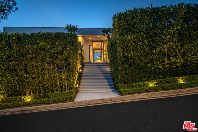 1479 CARLA, Beverly Hills CA: https://media.crmls.org/mediaz/796a3d1a-541a-403b-9a6c-bedcdc9ded7a.jpg