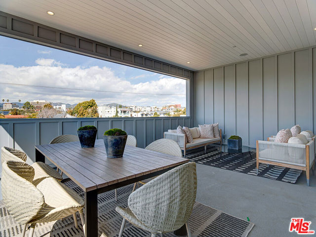 11979 Mayfield Avenue, Los Angeles CA: https://media.crmls.org/mediaz/796c42fa-897f-40e9-88d8-1724279be685.jpg
