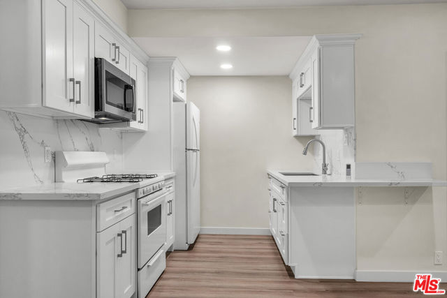 945 N Hilldale Avenue, West Hollywood CA: https://media.crmls.org/mediaz/796cdb5a-4e17-484f-ae5c-eedc0f5da923.jpg