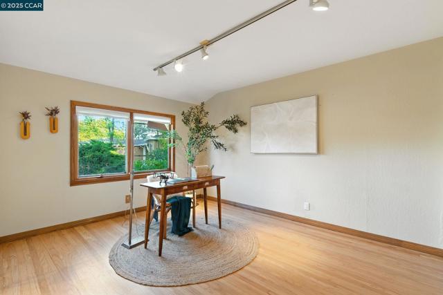 15 Ardmore Ct, Pleasant Hill CA: https://media.crmls.org/mediaz/796d21d0-948c-4580-8d07-fd94ea4ce606.jpg