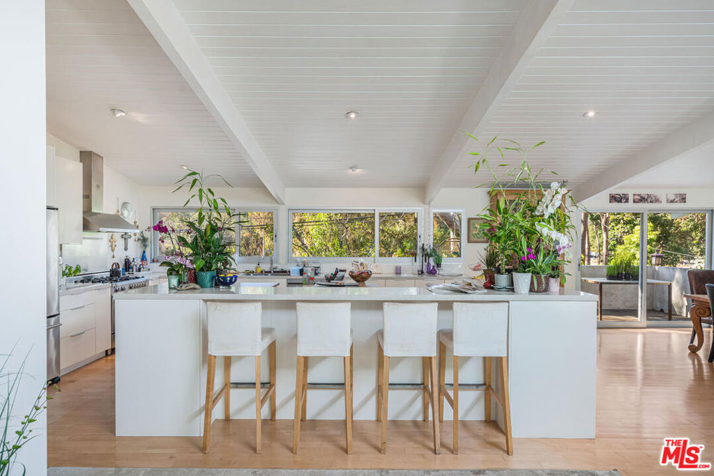 https://media.crmls.org/mediaz/796d25be-300e-4090-8d42-123ca9b92bde.jpg?preset=X-Large