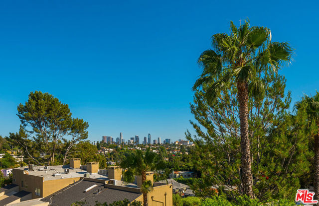 3023 BERKELEY Avenue, Los Angeles CA: https://media.crmls.org/mediaz/796d4f1d-1f07-496b-85b2-657f3a6bef54.jpg