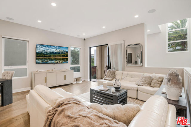 5929 Coral Place, Playa Vista CA: https://media.crmls.org/mediaz/796d6302-395d-4248-a35f-3d1cbec6395a.jpg