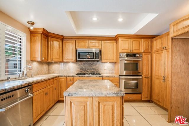8145 Varna Avenue photo 8