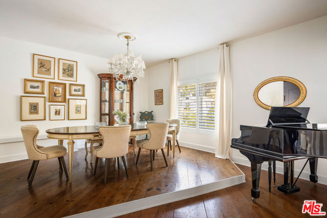 1647 N Beverly Glen Boulevard, Los Angeles CA: https://media.crmls.org/mediaz/796d7838-2997-42ca-9b42-7b3d1527d323.jpg