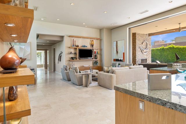 28 Sun Ridge Circle, Rancho Mirage CA: https://media.crmls.org/mediaz/796e4106-2b82-42e2-b72f-d06e44c7d120.jpg