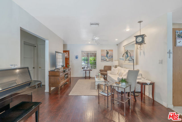 17503 Runnymede Street, Lake Balboa CA: https://media.crmls.org/mediaz/796e951f-c003-49a2-b7c1-c69f823abc64.jpg