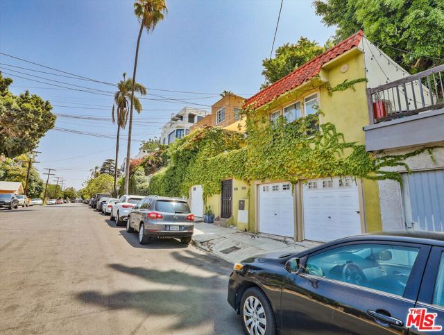1016 Laguna Avenue, Los Angeles CA: https://media.crmls.org/mediaz/796ea4ec-5a90-4bdc-8a78-1b1a2907bc43.jpg