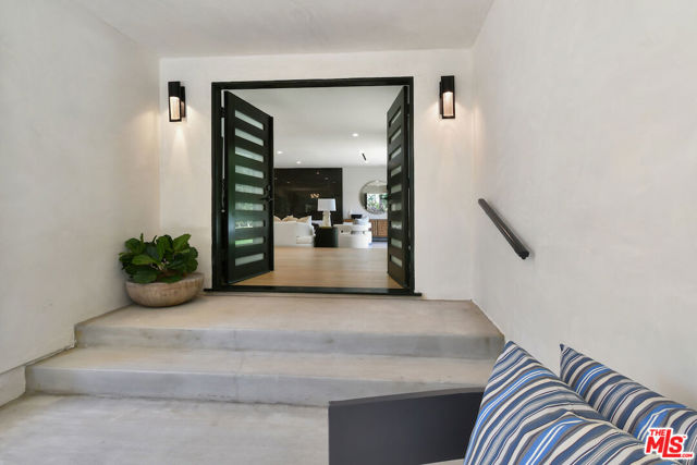3221 Elvido Drive, Los Angeles CA: https://media.crmls.org/mediaz/796f8ca6-f394-4c99-afb2-b4a52c8e7bf8.jpg