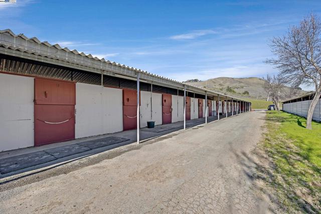 10250 Crow Canyon Rd, Castro Valley CA: https://media.crmls.org/mediaz/796fa634-b9d1-4cbc-a8e7-f47e765ed939.jpg
