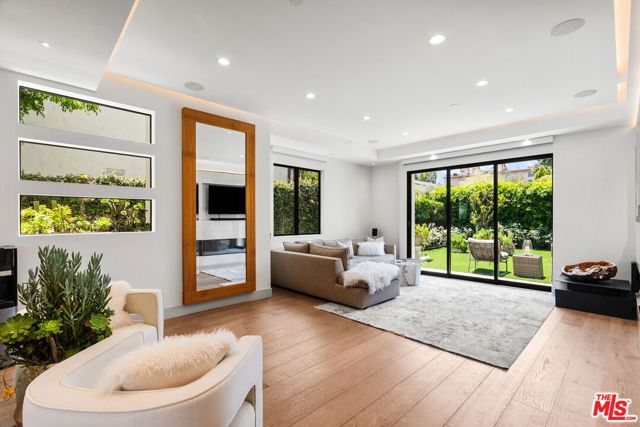 4338 Agnes Avenue, Studio City CA: https://media.crmls.org/mediaz/796ff555-abce-4d33-b434-c6eee47e52d3.jpg