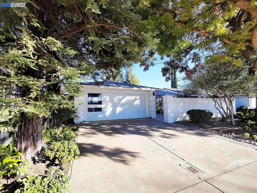 4104 Hennings Dr