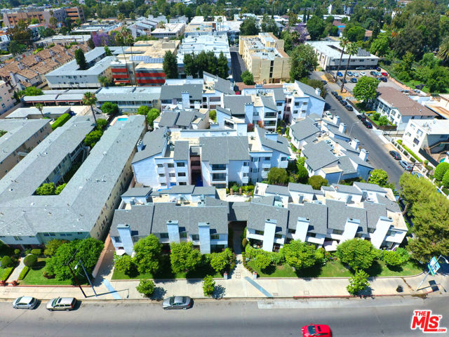 11911 Magnolia Boulevard, Valley Village CA: https://media.crmls.org/mediaz/79714a8c-96b0-4e16-90ff-7257bd0b5297.jpg