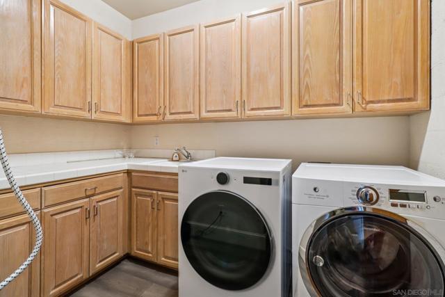 1295 W Redwood St, San Diego CA: https://media.crmls.org/mediaz/7971dad7-1268-4912-bf07-0710889634d0.jpg