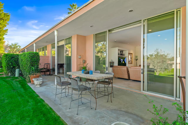 47444 Rabat Drive, Palm Desert CA: https://media.crmls.org/mediaz/7973208a-def4-4f6d-a0d7-9888f02d59e1.jpg