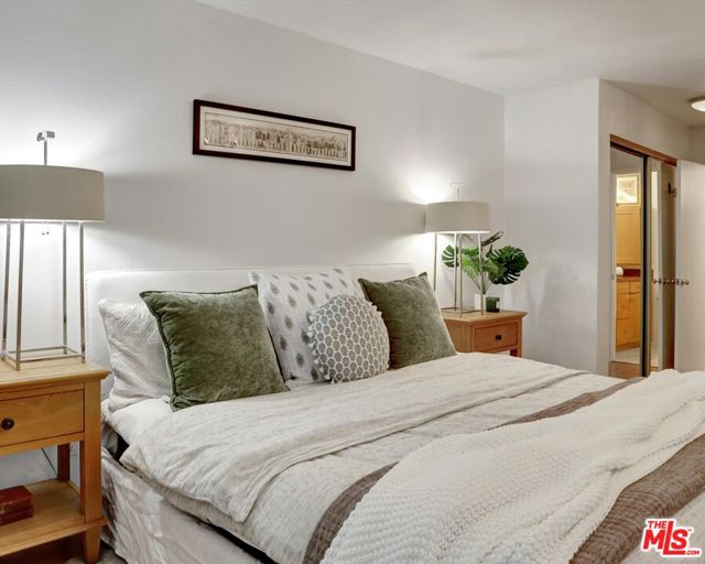 23901 Civic Center Way, Malibu CA: https://media.crmls.org/mediaz/797344cc-59ad-4803-8614-04c7aba66c2e.jpg