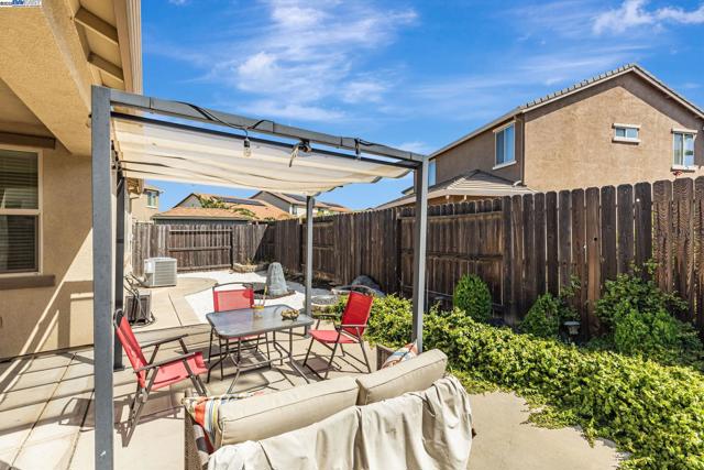 9315 Wild Lilac Cir, Sacramento CA: https://media.crmls.org/mediaz/79745298-e69e-4784-8b12-bb0f0617b13f.jpg