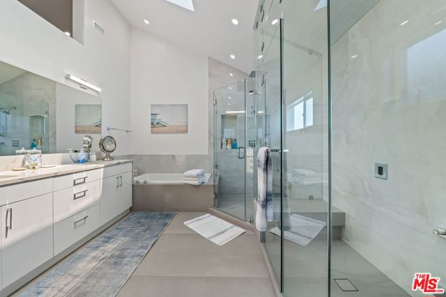 8221 Delgany Avenue, Playa del Rey CA: https://media.crmls.org/mediaz/79746672-239b-45b1-ab4c-4fbd0e52fed0.jpg