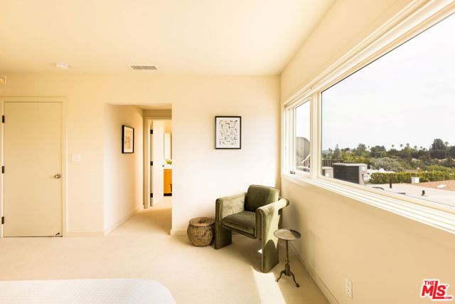5284 Los Diegos Way, Los Angeles CA: https://media.crmls.org/mediaz/79750a62-e21c-42ee-9ef4-f1e11f4a807e.jpg