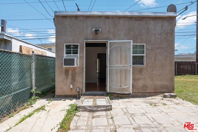 1925 19th Street, Santa Monica CA: https://media.crmls.org/mediaz/7975e4b5-01fd-48ba-822a-cdefa9020b92.jpg