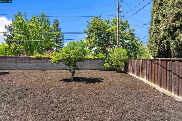 3319 Claudia Dr, Concord CA: https://media.crmls.org/mediaz/7976fe11-21eb-4a37-9b55-269a5bc67826.jpg