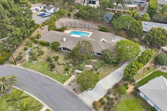 3190 Falcon Drive, Carlsbad CA: https://media.crmls.org/mediaz/79778818-a673-4f46-9936-e292ec9ff553.jpg