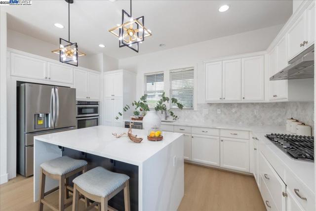 4206 Sunset View Dr, Dublin CA: https://media.crmls.org/mediaz/79778b2a-3847-4a50-a033-6034c669d373.jpg