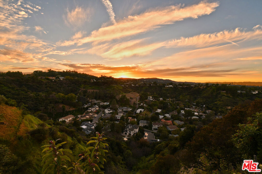 https://media.crmls.org/mediaz/797a0898-c95f-4bd1-8a0a-573c5d0ad2a3.jpg?preset=X-Large
