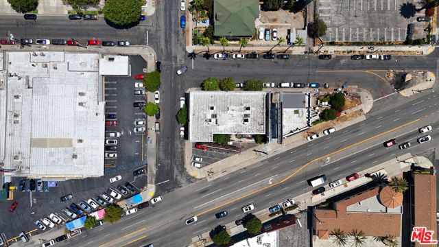 1000 S Grand View Street, Los Angeles CA: https://media.crmls.org/mediaz/797a1685-4f24-4079-8dda-60888b027b5c.jpg