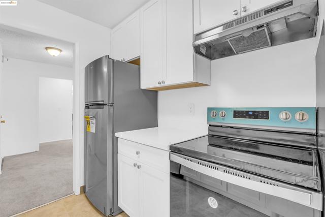 7 Commodore Dr, Emeryville CA: https://media.crmls.org/mediaz/797a987c-25aa-4165-b5a3-553024c32c93.jpg