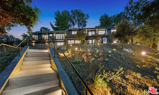 3140 Coldwater Canyon, Studio City CA: https://media.crmls.org/mediaz/797ac23f-248f-403f-bb16-8a71084dcaae.jpg