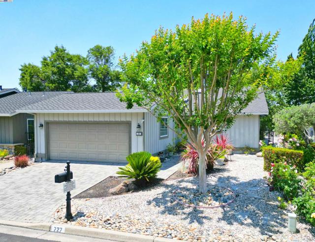 727 Paradise Valley Ct, Danville CA: https://media.crmls.org/mediaz/797c5469-725f-48ae-80b0-e62c2c42cb15.jpg