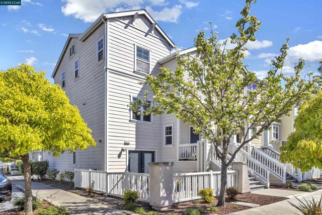 411 Summer Ln, Richmond CA: https://media.crmls.org/mediaz/797c6e4f-d1fa-4117-9b84-a122198b7bb4.jpg