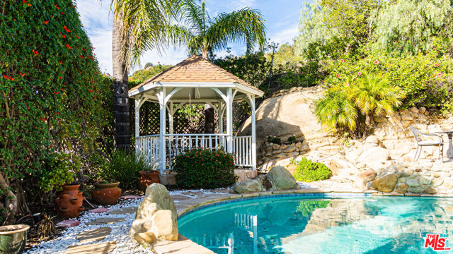 7449 Studio Road, Canoga Park CA: https://media.crmls.org/mediaz/797ca4c0-0b9e-40e2-bc04-0898c856f7f8.jpg